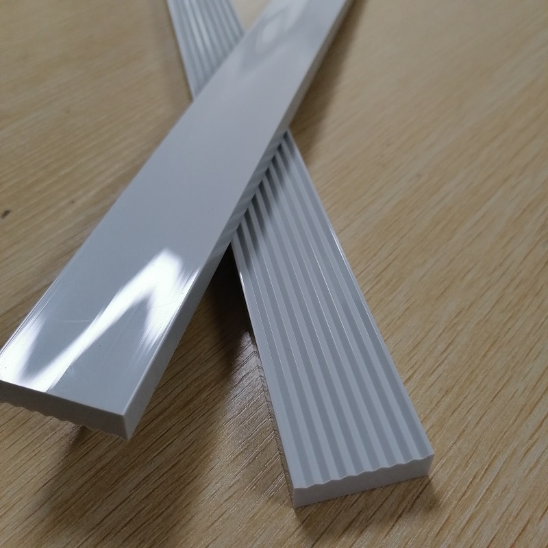 Profili in plastica personalizzati con trattamento superficiale lucido Profilo estruso in PVC striscia piatta